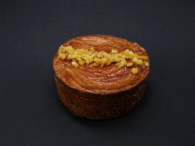 Круассан круглый с соленой карамелью — Семейная пекарня Кривоноговых — Свежие круассаны и выпечка в Сочи