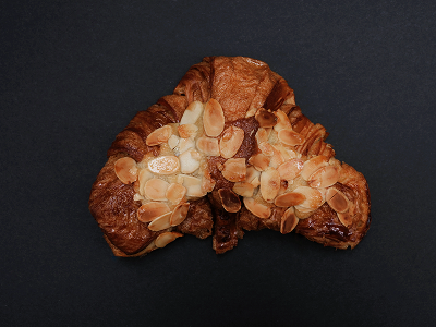 Круассан миндальный — Семейная пекарня Кривоноговых — Свежие круассаны и выпечка в Сочи