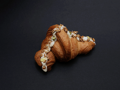 Круассан Фисташка с украшением — Семейная пекарня Кривоноговых — Свежие круассаны и выпечка в Сочи