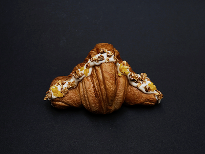 Круассан манго с украшением — Семейная пекарня Кривоноговых — Свежие круассаны и выпечка в Сочи