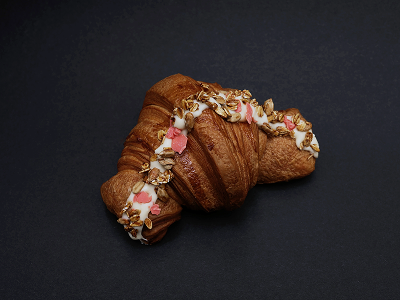 Круассан ваниль с украшением — Семейная пекарня Кривоноговых — Свежие круассаны и выпечка в Сочи